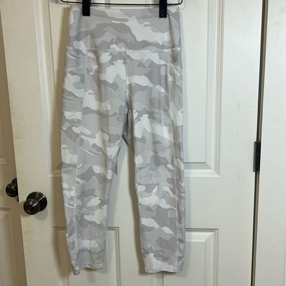 RBX Camouflage performance Capri Yoga Leggings size medium gray white inseam 21” - Picture 2 of 7